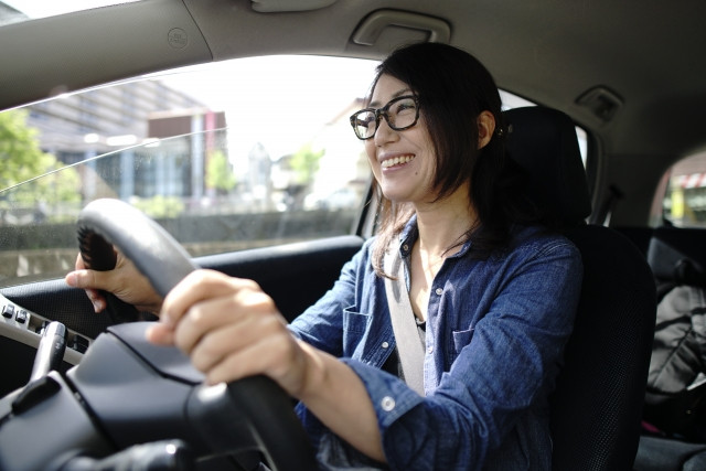 笑顔で運転する女性